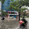 Hà Nội mưa cả đêm, khắp nơi ngập sâu, giao thông tắc cứng