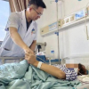 Sinh viên 19 tuổi bị liệt do suốt ngày cúi gằm mặt xem điện thoại