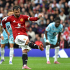 VAR giúp sức phút cuối, Man Utd chật vật thắng đội mới lên hạng