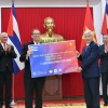 Việt Nam trao tặng lần một cho nhân dân Cuba số tiền 385 tỷ đồng