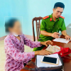 Bà lão mang 120 triệu đồng đến trụ sở công an để nhờ chuyển cho ‘công an dỏm’