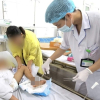 Bé 4 tuổi nguy kịch sau vì đắp lá cây chữa vết thương mèo cắn