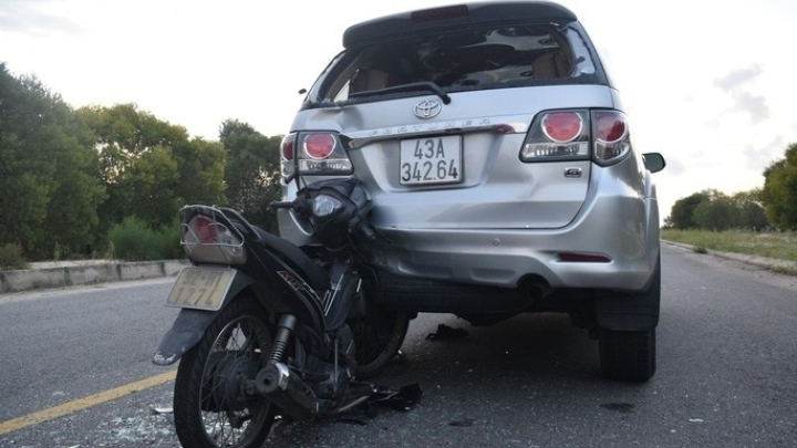 Đâm vào xe ô tô đang đỗ, trách nhiệm các bên ra sao?