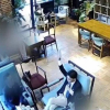 'Tổng tài' ra lệnh đánh người đến xin lỗi, chủ quán cà phê từ chối vì quá muộn