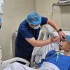 Thứ trưởng Bộ Y tế cứu người gặp tai nạn trên cầu Nhật Tân