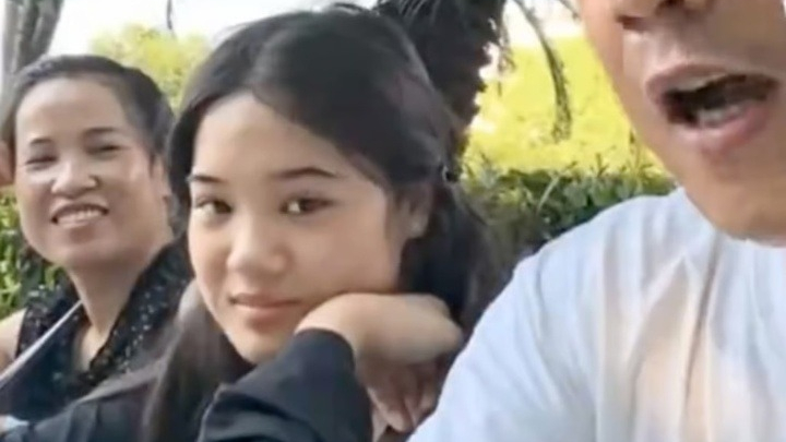 Để được con gái đi học xa nhắn tin, ông bố phải trả công 5,6 triệu đồng/tháng