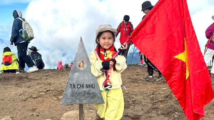 Bé 5 tuổi gây sốt mạng khi cùng mẹ chinh phục top 5 đỉnh núi cao nhất Việt Nam