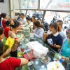 Người dân xếp hàng mua bánh Trung thu truyền thống ở Hà Nội