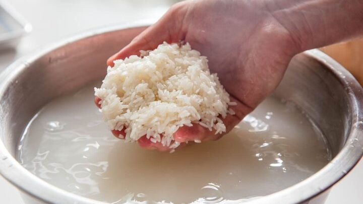 Vì sao phải ngâm nếp trước khi đồ xôi, ngâm bao lâu thì vừa?