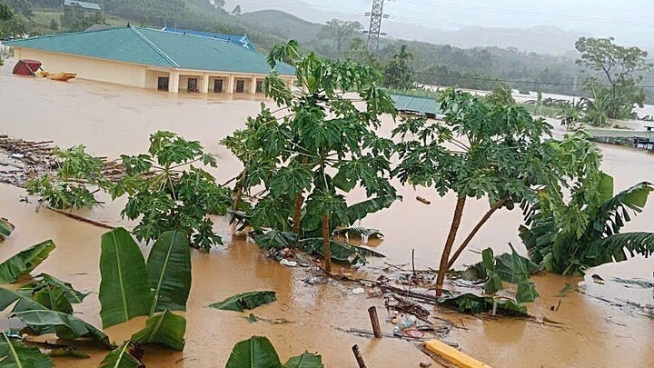 Chìm trong nước lũ, hàng loạt thôn, bản ở Nghệ An bị chia cắt sau bão Bualoi