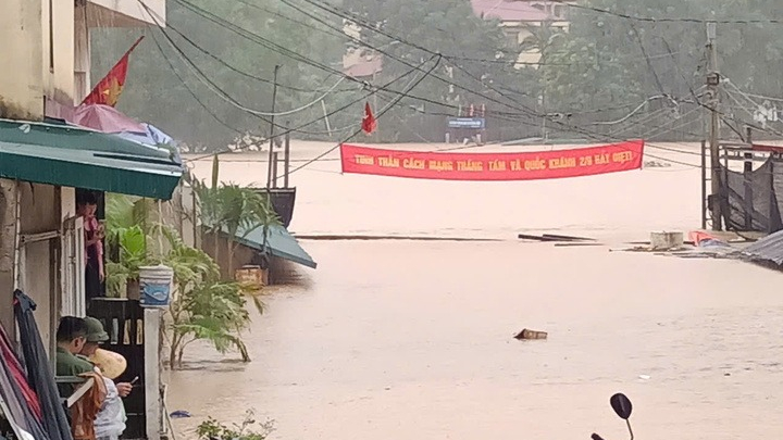 Mưa lớn ở Lạng Sơn, nhiều thôn bản bị cô lập, trăm hộ dân sơ tán trong đêm