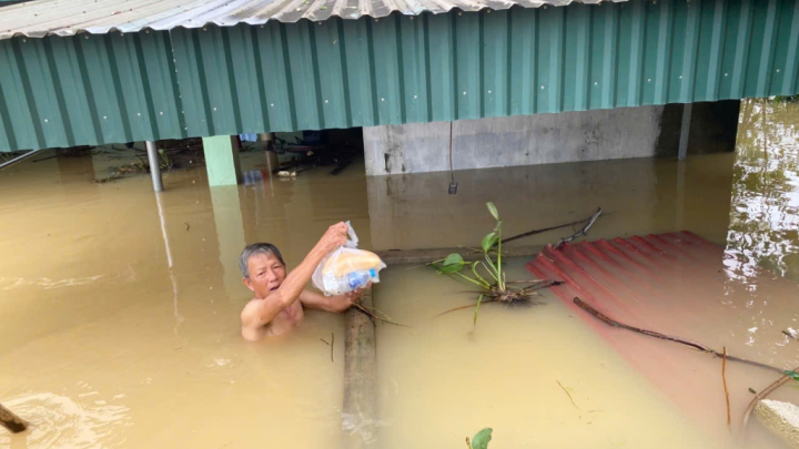 Nước lũ nhấn chìm tài sản, người dân Thanh Hóa nghẹn ngào lo cảnh trắng tay