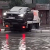 Phạt 5 triệu đồng tài xế xe cứu hộ 'trèo' qua dải phân cách ngày Hà Nội mưa ngập