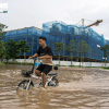 Hà Nội nắng đẹp, đường Võ Chí Công vẫn ngập nửa mét