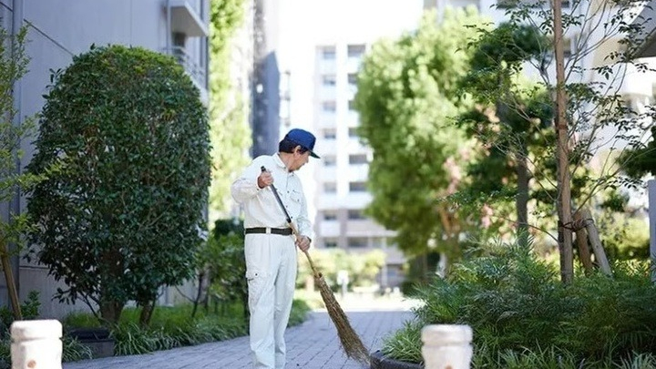 Lao công quét dọn chung cư hóa ra là triệu phú, mỗi năm kiếm 5,3 tỷ đồng