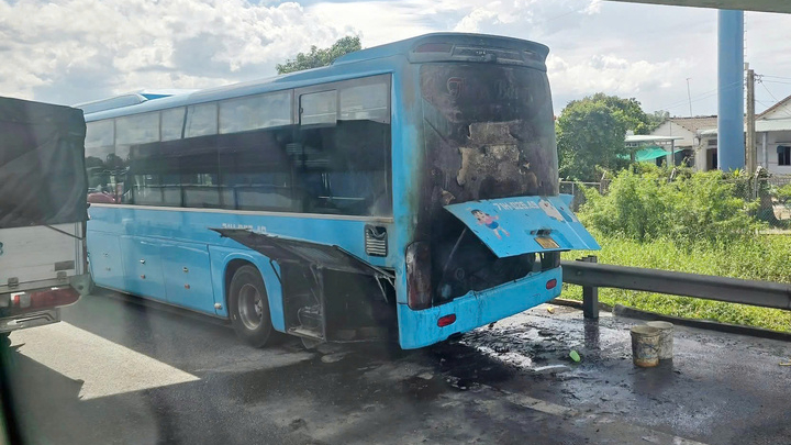 Xe khách giường nằm bốc cháy trên cao tốc TP.HCM - Trung Lương