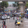 Đường phố ngập sâu, người Hà Nội bì bõm lội nước đi làm rồi bất lực quay về