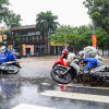 Hà Nội ngập tứ bề, người dân ngã sõng soài, xe chết máy la liệt giữa phố