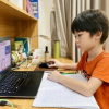 Phụ huynh Hà Nội chật vật cho con học online ngày mưa bão khủng khiếp