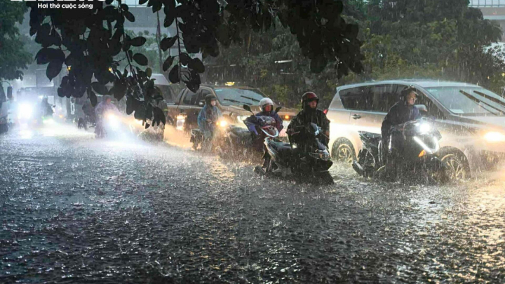 Mưa lớn cả đêm, người Hà Nội lại vật vã dắt xe qua biển nước