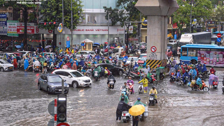Đường phố ngập sâu, người Hà Nội bì bõm lội nước đi làm rồi bất lực quay về