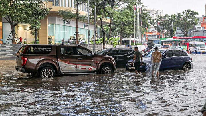 Đặt xe công nghệ 'khó hơn lên trời' ngày Hà Nội ngập lụt
