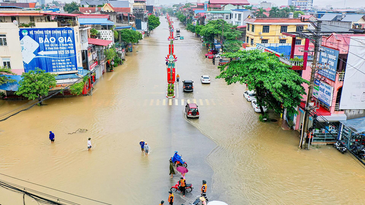 Lũ trên sông Cầu vượt đỉnh lịch sử hơn 1m, Thái Nguyên ngập đến cuối tuần