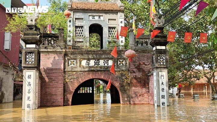 Làng cổ Thổ Hà chìm trong biển nước, hơn 8.000 người dân bị cô lập