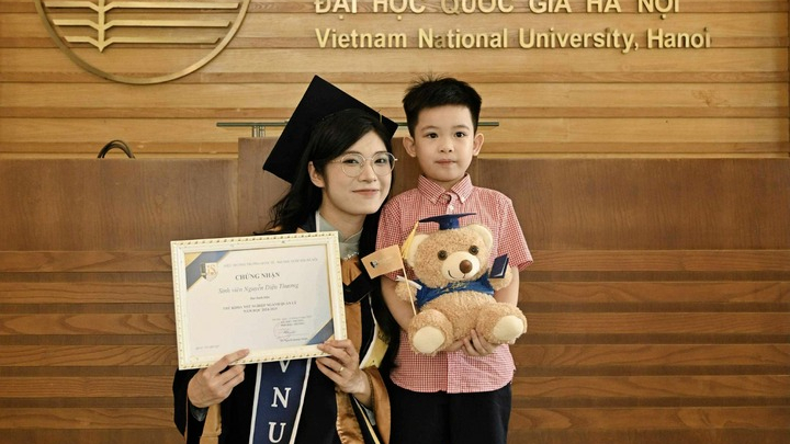 Bỏ nghề tiếp viên hàng không, mẹ một con thành thủ khoa đại học