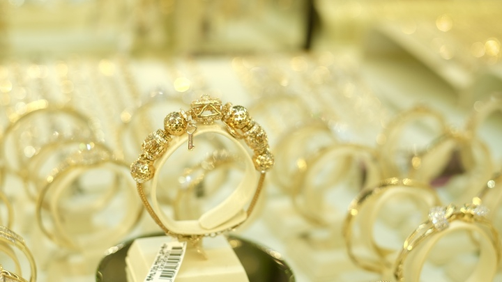 Giá vàng hôm nay 15/10: Tiếp tục tăng mạnh