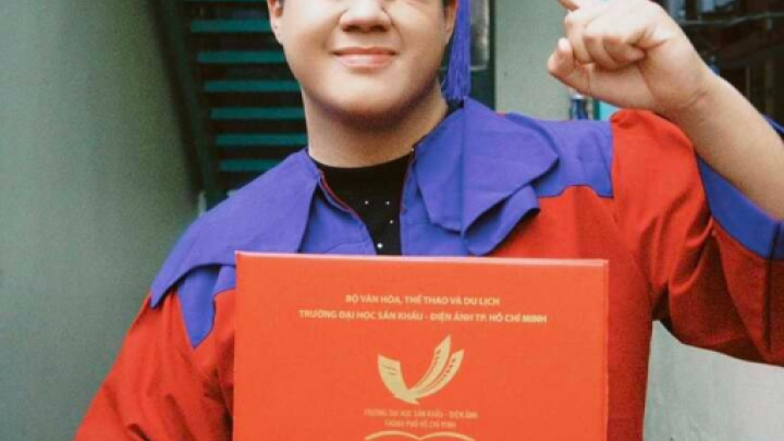 Á khoa khiến cả hội trường đứng hình vì màn 'ngã rồi thả tim' ở lễ tốt nghiệp