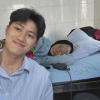 Cháu trai gen Z bỏ việc về quê chăm bà bệnh nặng khiến người dùng TikTok rơi lệ