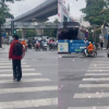 Cúi đầu cảm ơn trên vạch kẻ cho người đi bộ: Văn hoá nhường đường còn quá xa lạ với người Việt