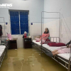 Bệnh viện lớn nhất miền Trung ngập nước, bác sĩ, bệnh nhân bì bõm chạy lũ