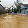 TP Huế vẫn chìm trong biển nước, đường thành sông, người dân di chuyển bằng thuyền