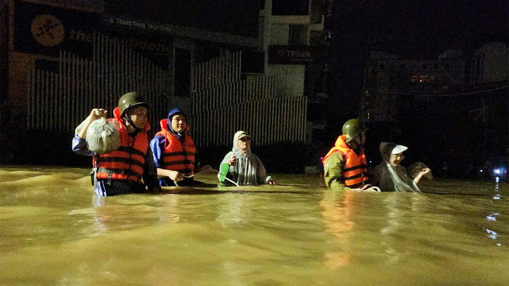 Đợt mưa rất lớn ở miền Trung kéo dài đến khi nào?