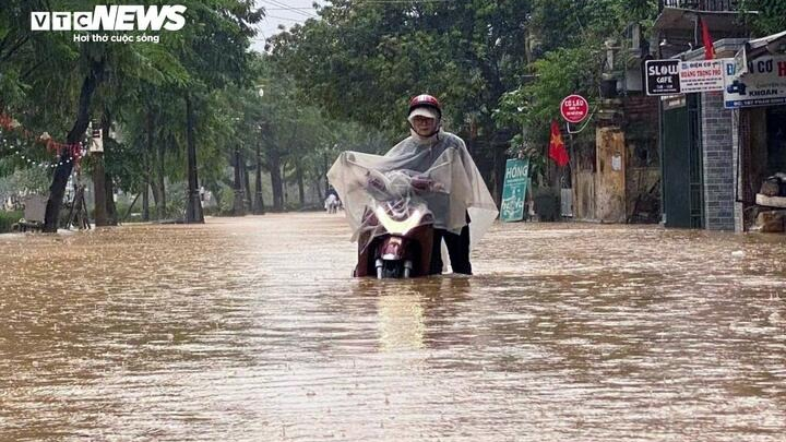 Nước lũ ở Huế và Đà Nẵng lại lên nhanh, ngập lụt diện rộng tái diễn