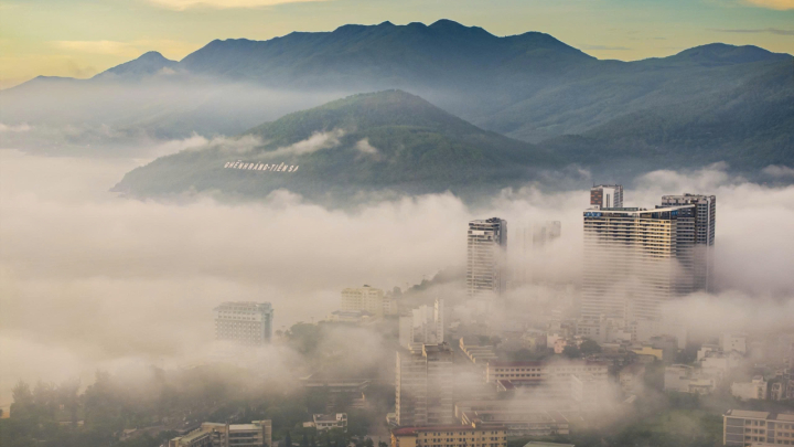 Sáng nay, phố biển Quy Nhơn ‘mơ màng’ trong sương