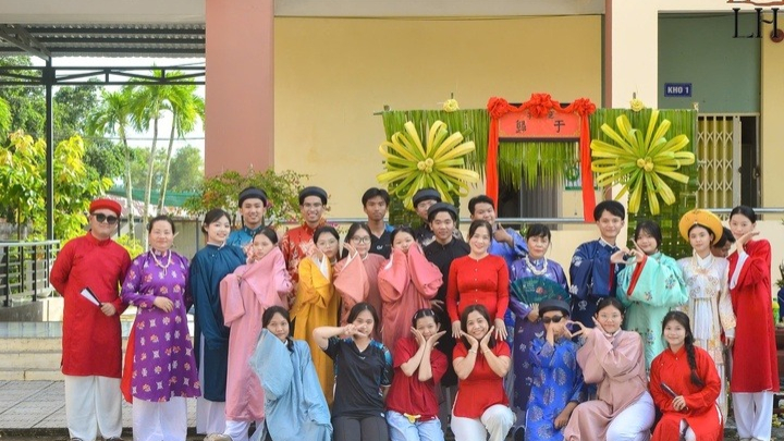 Đám cưới giữa sân trường gây 'sốt', sự thật đằng sau nhiều người ngỡ ngàng