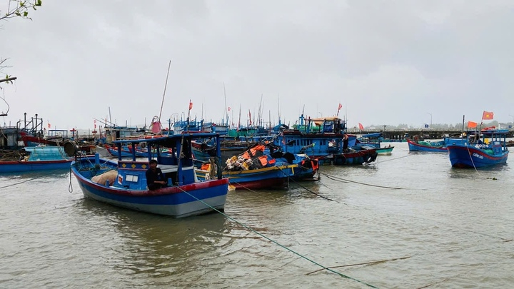 Dân Quảng Ngãi thuê khách sạn tránh bão, Đà Nẵng cấm người lên Sơn Trà