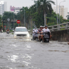Triều cường đạt đỉnh lịch sử, người dân TP.HCM vật lộn trong biển nước