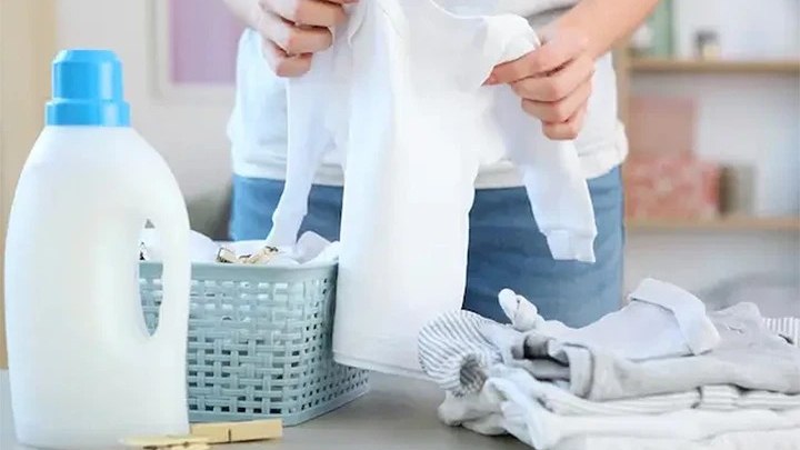Có nên dùng nước xả vải cho quần áo trẻ nhỏ?