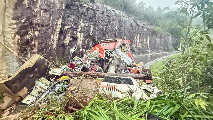 Thủ tướng yêu cầu cứu chữa miễn phí cho người bị thương vụ sạt lở đèo Khánh Lê