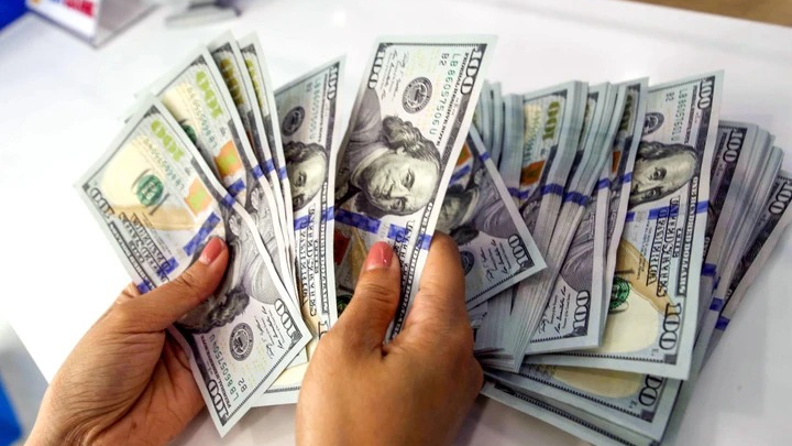 Giá USD 'chợ đen' áp sát 28.000 đồng/USD