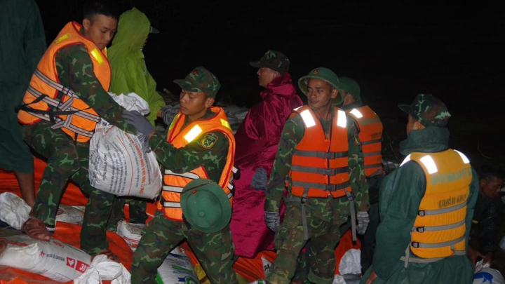 Bộ đội “trắng đêm” giữ kè An Lương ở Đà Nẵng