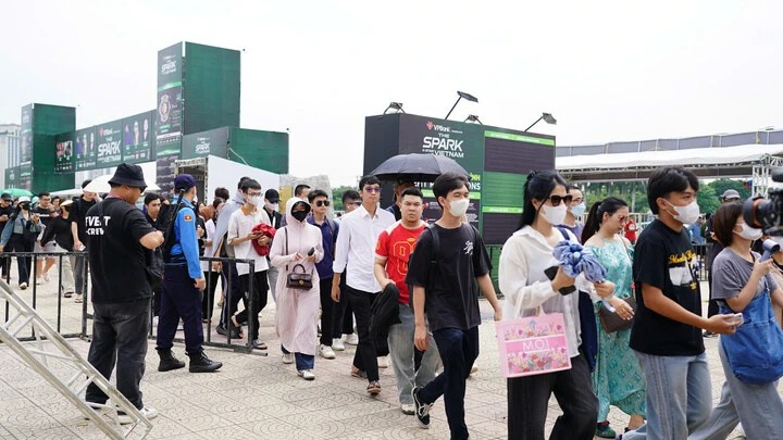 Bạn gái 30 tuổi vẫn miệt mài 'đu idol', tiêu sạch lương, vay nợ để xem concert