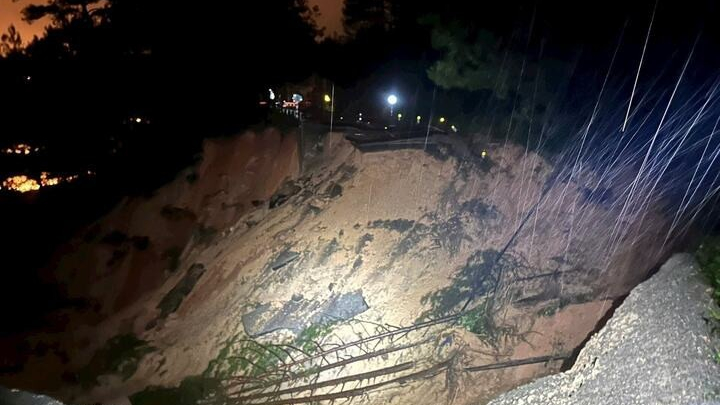 Đèo Mimosa ở Lâm Đồng đứt gãy làm đôi, xe khách 45 chỗ dừng ngay trước miệng vực