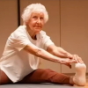 Bí quyết sống khoẻ 'không hề khó' của giáo viên dạy yoga 102 tuổi