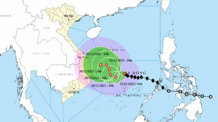 Bão số 15 Koto mạnh 4 cấp sau hơn 1 ngày vào Biển Đông, đường đi phức tạp