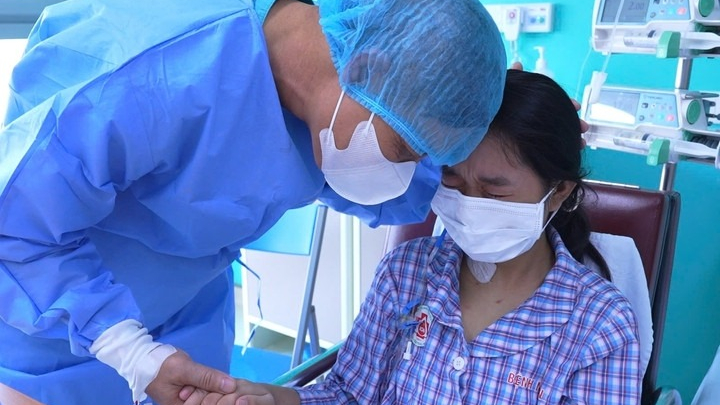 Bố hiến gan cứu con gái 20 tuổi dù nhóm máu không phù hợp